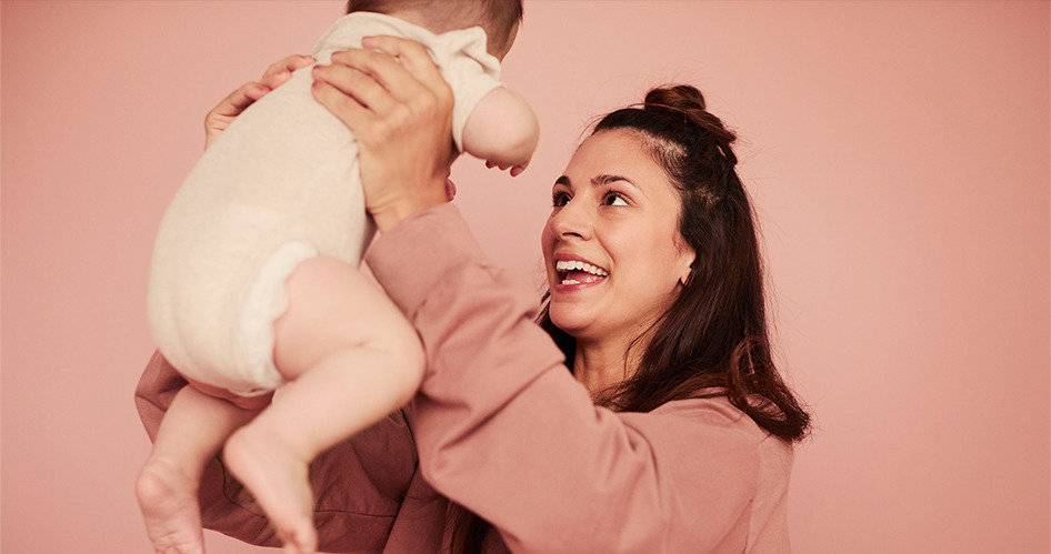 Mère tenant son bébé – Nana
